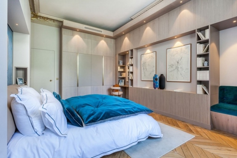 barock-möter-modern-paris-sovrum-modern-belysning-fläckar-beige