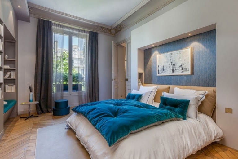 barock-möter-modern-paris-sovrum-modern-blå-beige-grå