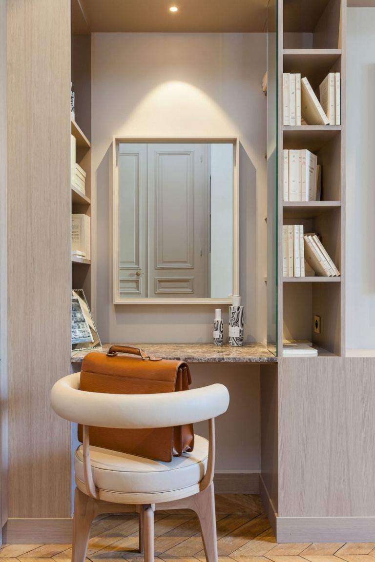 barock-möter-modern-paris-toalettbord-granit-spegel-fack-stoppad stol