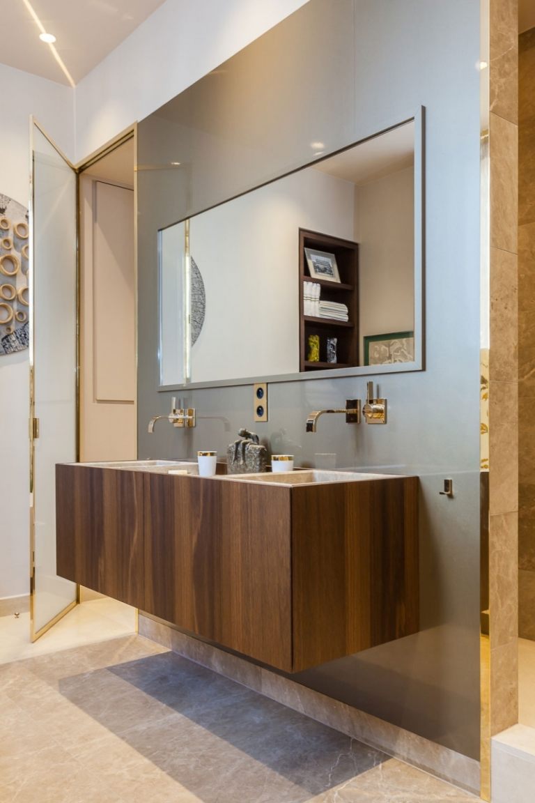 barock-möter-modern-paris-badrum-skåp-trä-valnöt-marmor