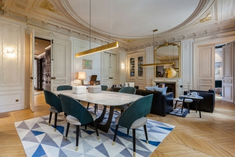 barock-möter-modern-paris-matplats-stoppade stolar-stuckatur-parkettgolv