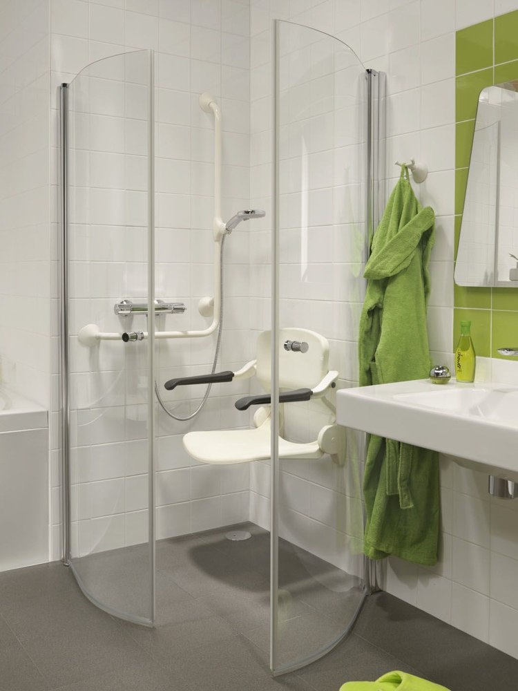 barriärfritt badrum-dusch-skåp-hörn-ingång-säte-gröna-väggplattor