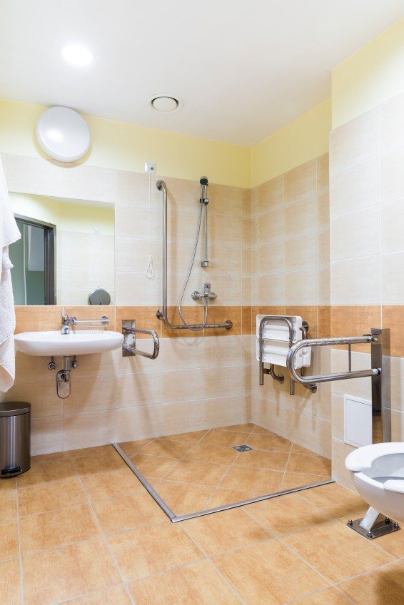barriärfritt badrum-planering-byggnad-golv-nivå-dusch-varma färger