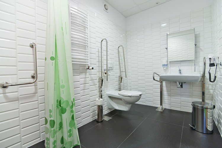 Barriärfritt badrumsplan-vita-vägg-kakel-golvplattor i stort format