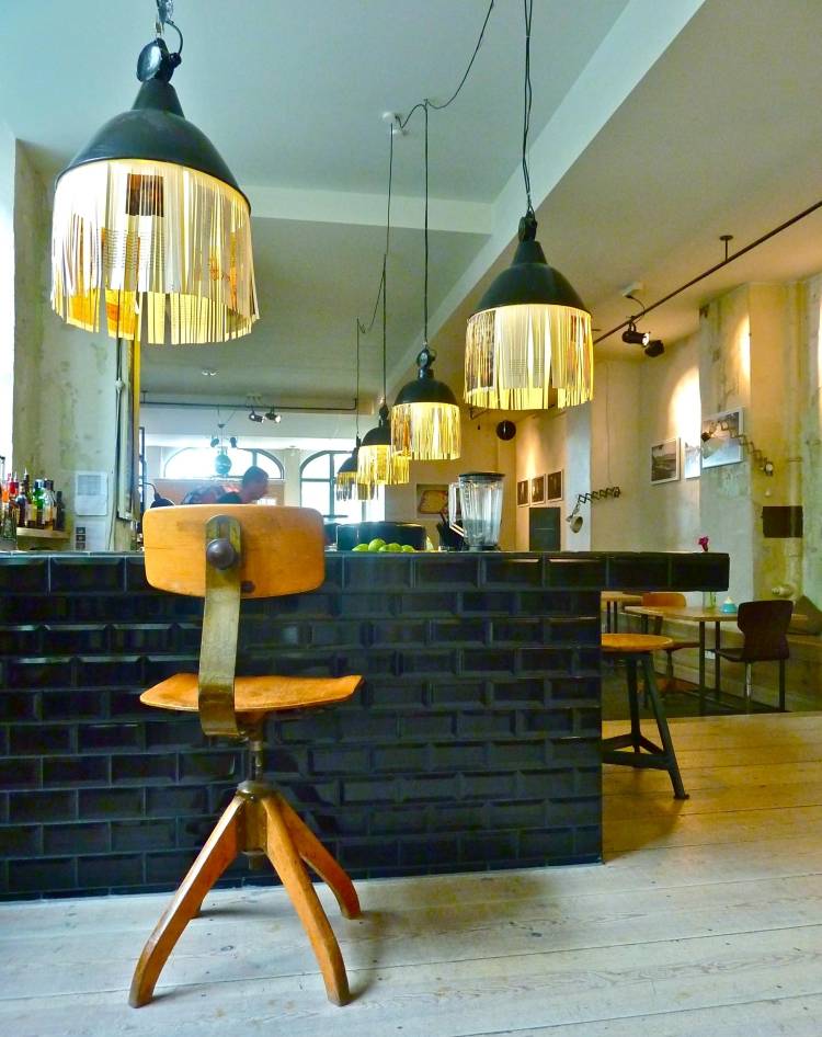 Bar-mot-bygg-dina-egna-idéer-murade-kakel-vintage-svart-hängande-lampor-moderna