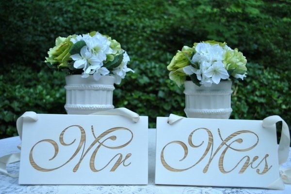 Sign-with-Mr-and-Mrs-Bow-Wedding