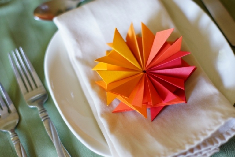 Hantverksidéer för sommarens origami-blommaviktning
