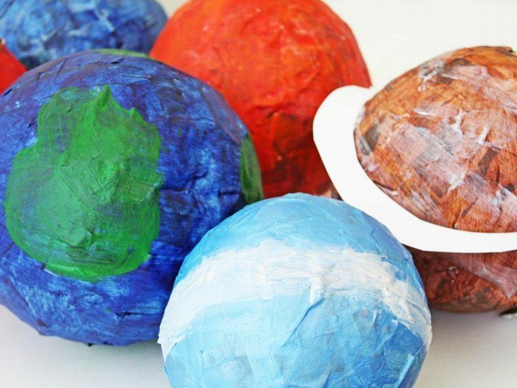 Förskolebarn förklarar solsystemet med pappersmaskin