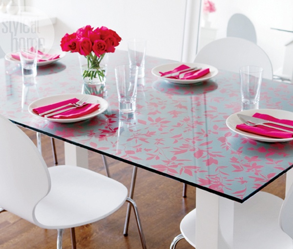 Hantverk idéer med rester av tapeter matbord glas tallrik lämnar mönster