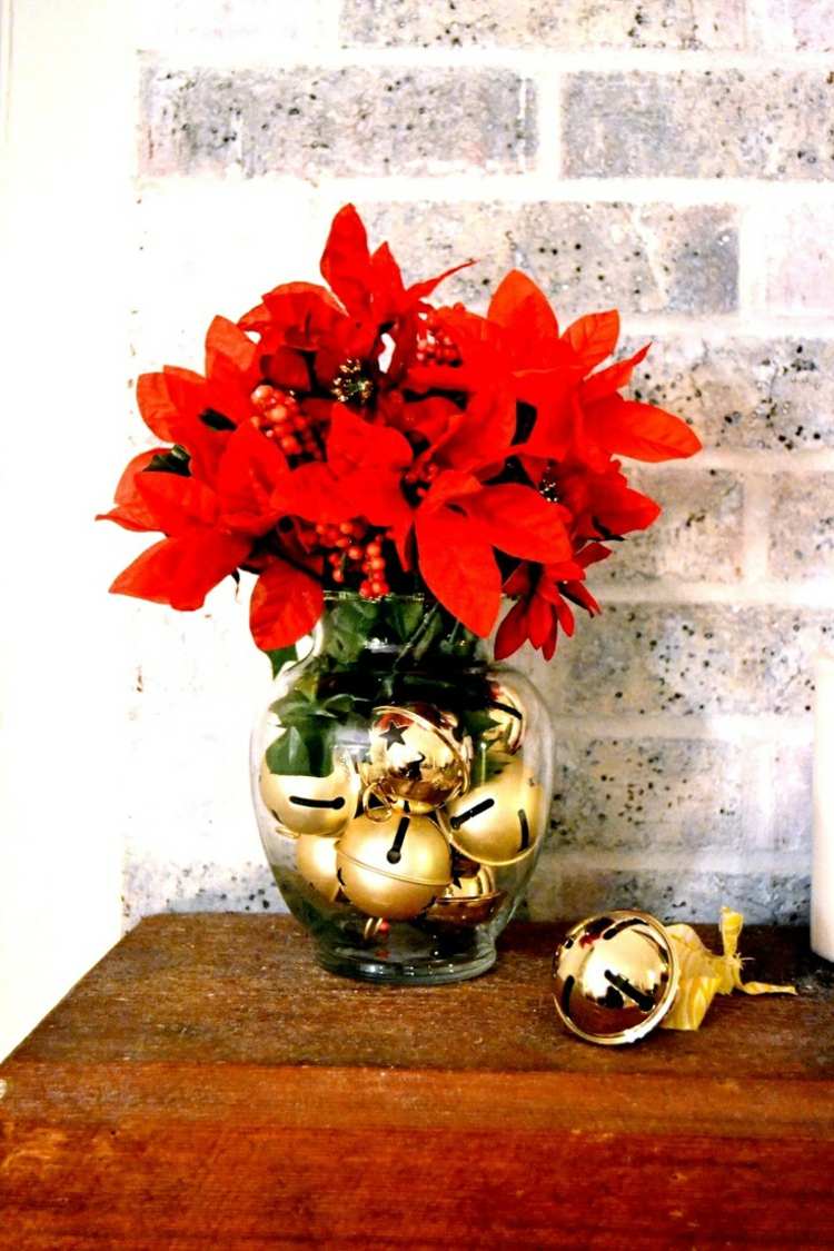 Hantverksidéer med julklockor vasglasdekoration röda blommor eleganta