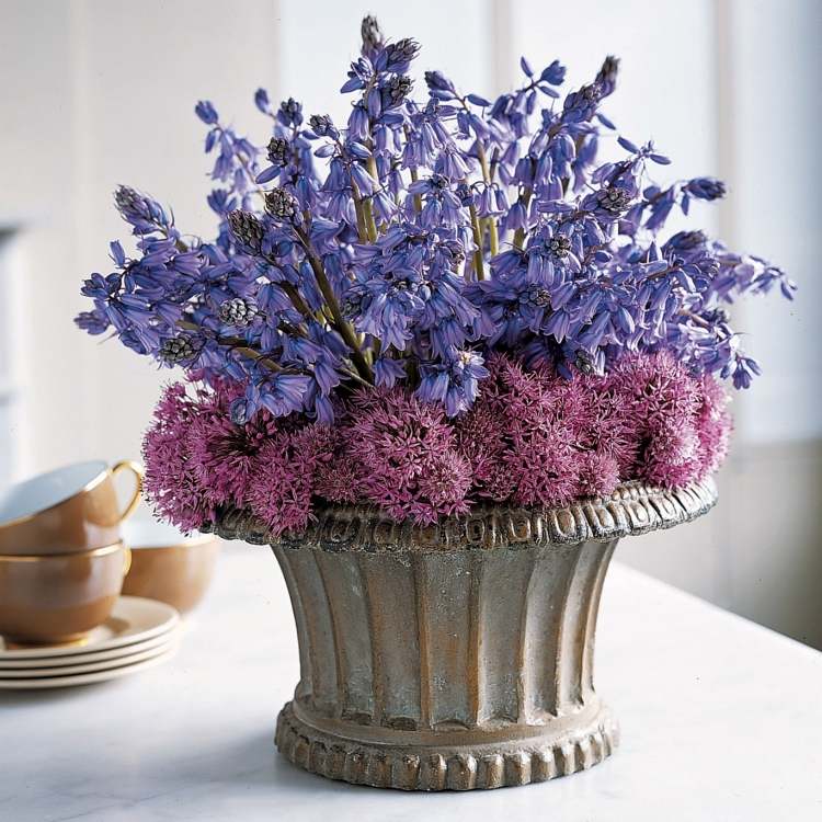 Hantverk-idéer-påsk-2015-vintage-vas-blomsterarrangemang
