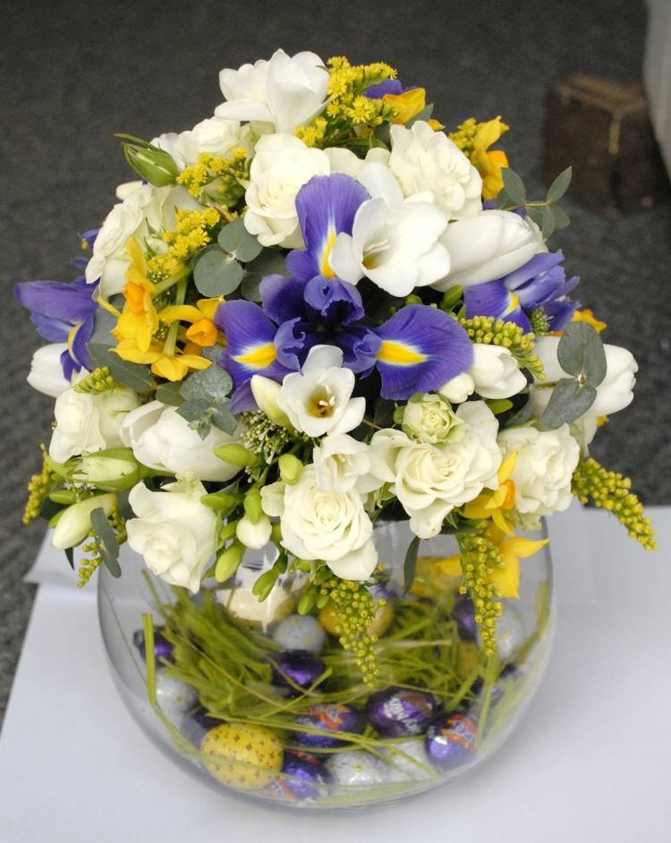 pyssel-idéer-för-påsk-2015-svärd-lilja-vita-blommor-glas-vas-boll-choklad-ägg