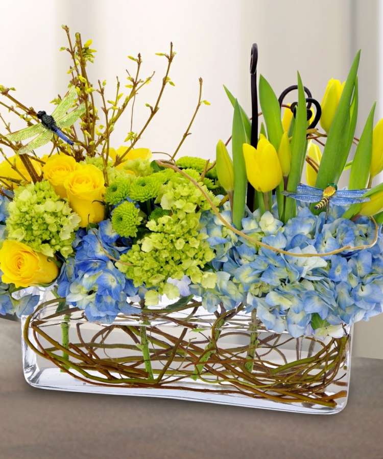pyssel-idéer-för-påsk-2015-blomsterarrangemang-tulpaner-gul-blå-grå-rötter
