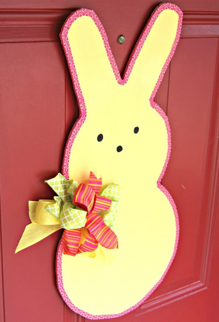DIY-idéer-påsk-hus-dörr-dekorera-påsk-kanin-enkelt-gult-band