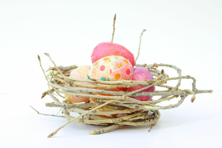 Slöjdidéer för påskbo-kvistar-knoppar-ägg-dekoration