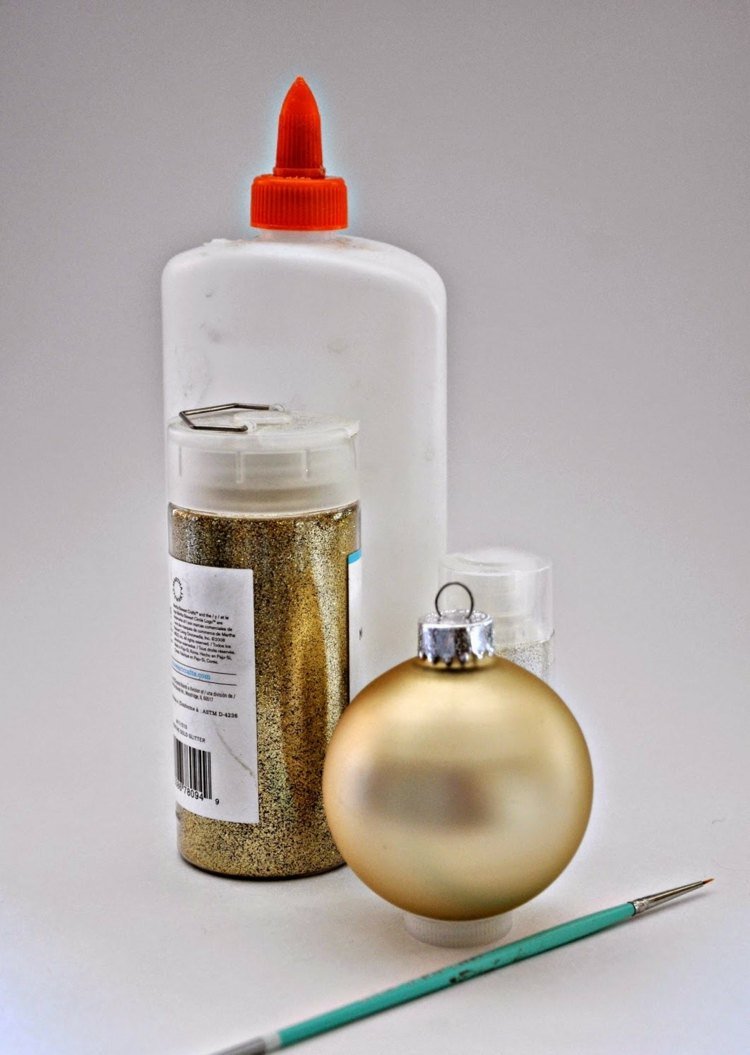 hantverk idéer julmaterial ritning glitterboll guld