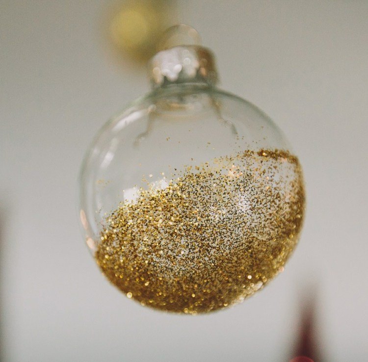hantverk idéer för julpynt julgran guld glitter effekt accent