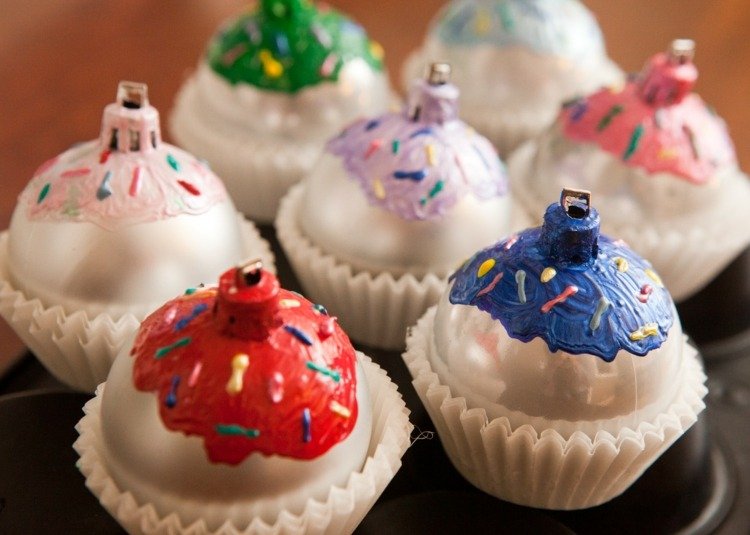 hantverk idéer för julmålning inspiration cupcake julgranskulor silver