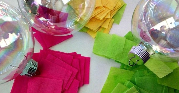 hantverk idéer jul crepe papper grön rosa gula glasbollar
