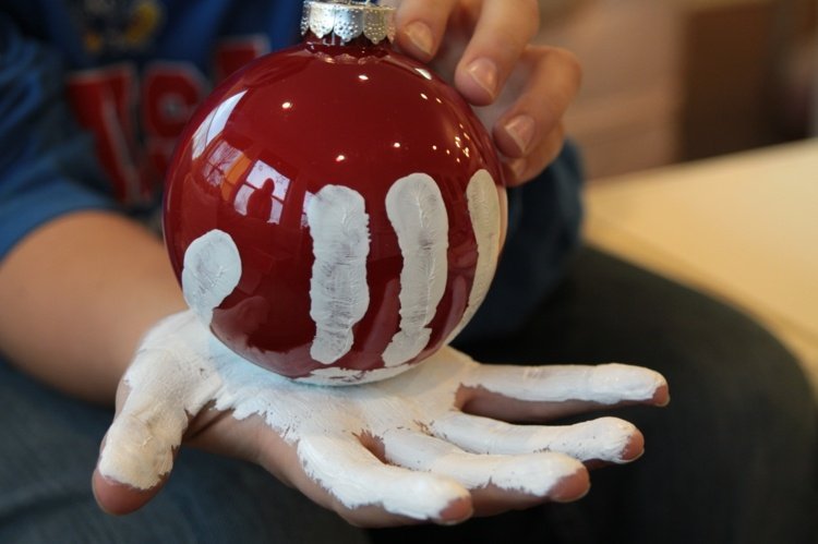 hantverk idéer julhandavtryck original vit röd boll julgran