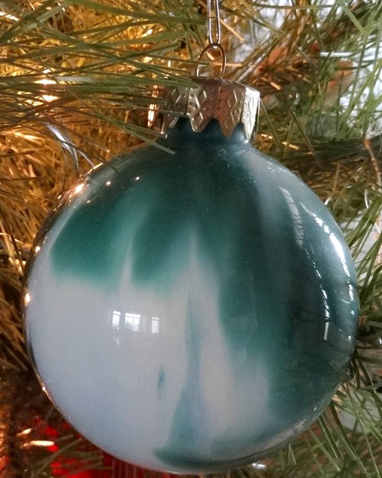 pyssla idéer julgranskulor färger inuti blågrå smycken deco