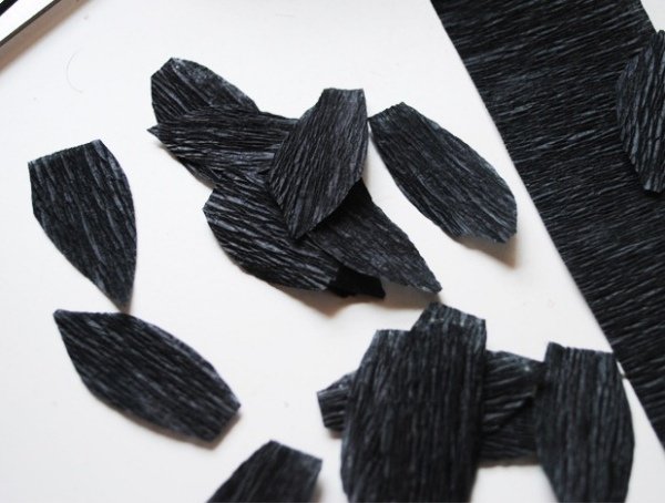 Hantverksidéer för höstsvarta blad skär ut crepe -papper