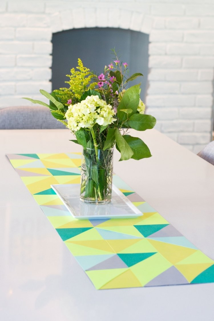 tinker-vår-dekoration-neon-färg-bord-slacker-gul-grön-vas-blommor