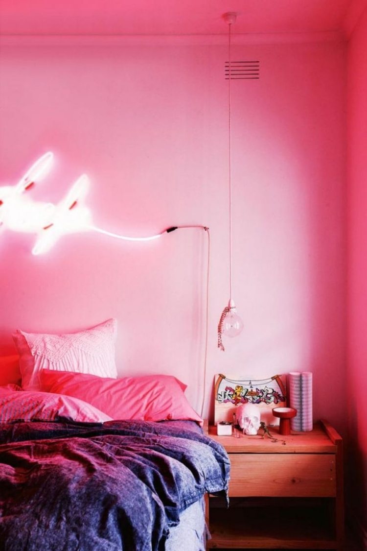 tinker-vår-dekoration-neonfärgad-rosa-sovrum-lampa-säng-sängbord