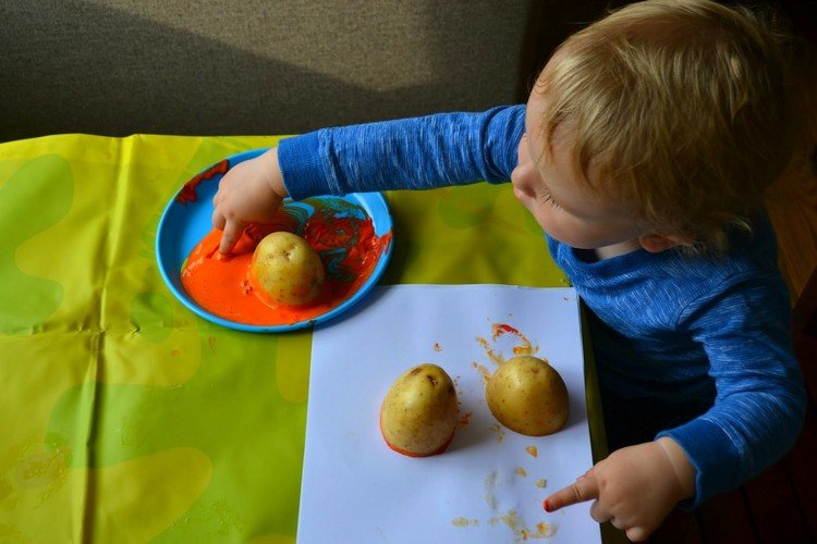 tinker-med-2-åriga-barn-potatis-tryck