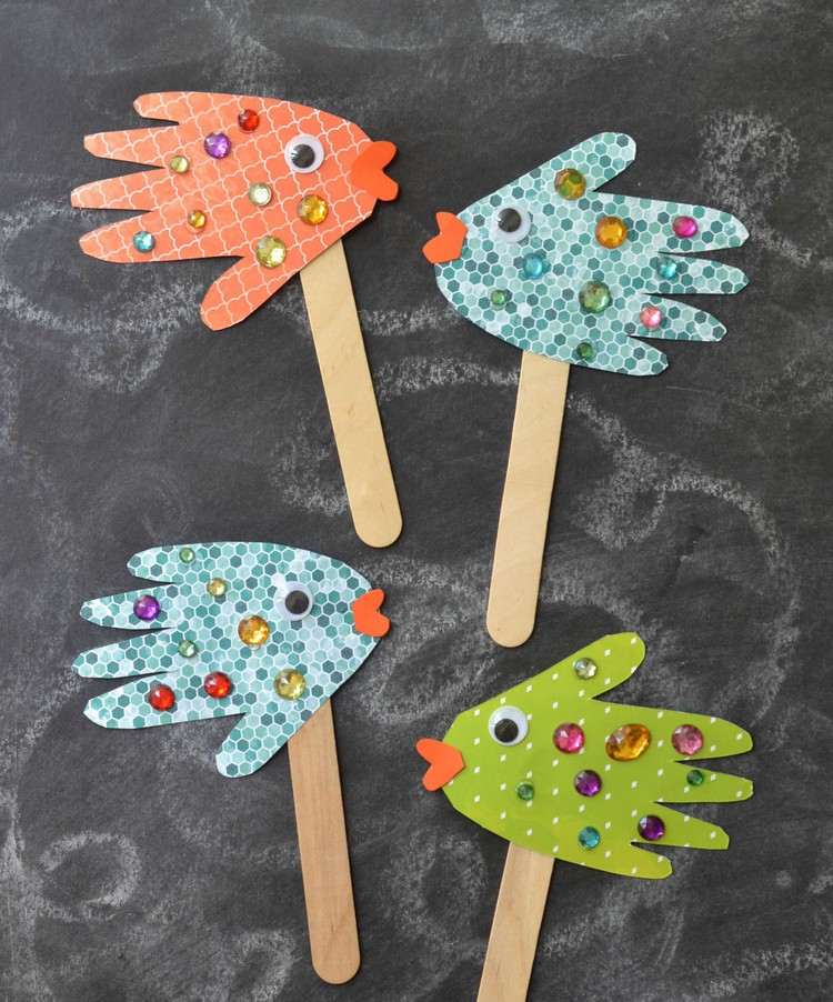 hantverk-med-2-åriga-barn-handavtryck-papper-fisk