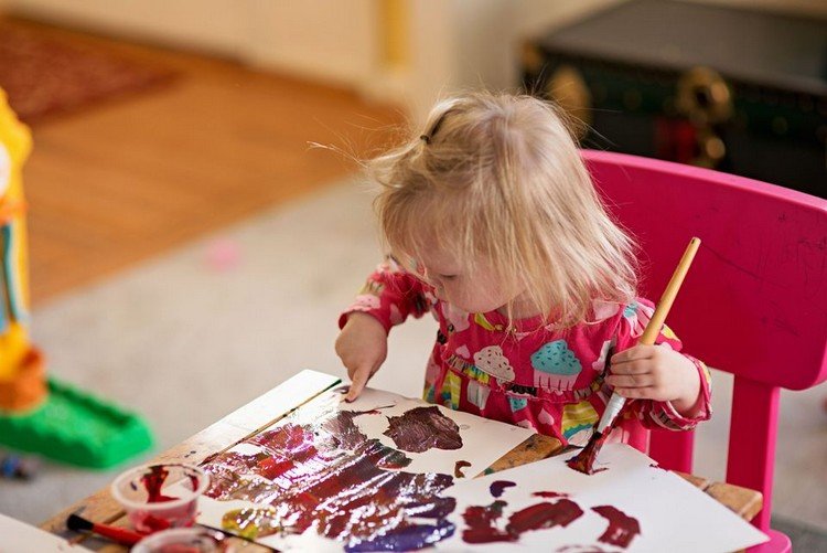 Hantverk med 2-åriga barn, fingerfärg
