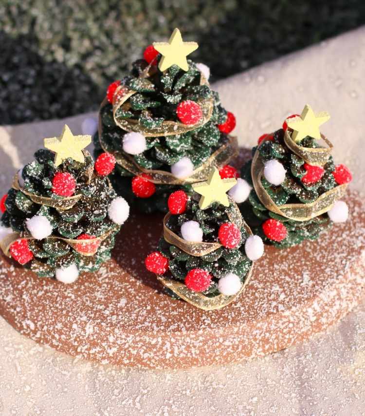 hantverk med 4-åriga barn julgrankottar dekorerar pomponger