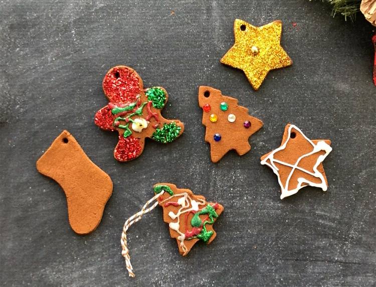hantverk med 4-åriga barn baka kakor med barn dekorera för jul design julgran dekorationer