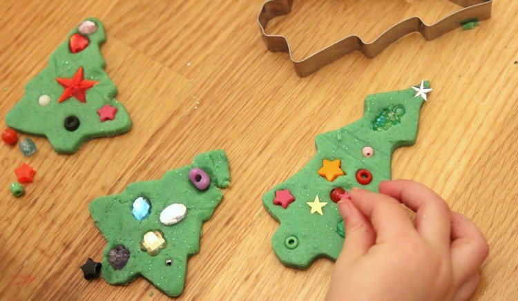 Hantverk med 5 -åriga tjejer till jul