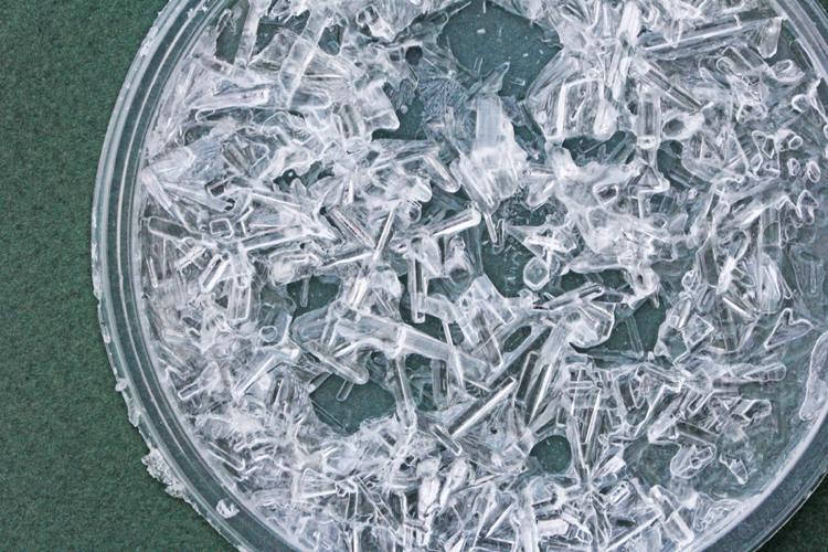 Gör saltkristaller experiment med 5-åriga barn