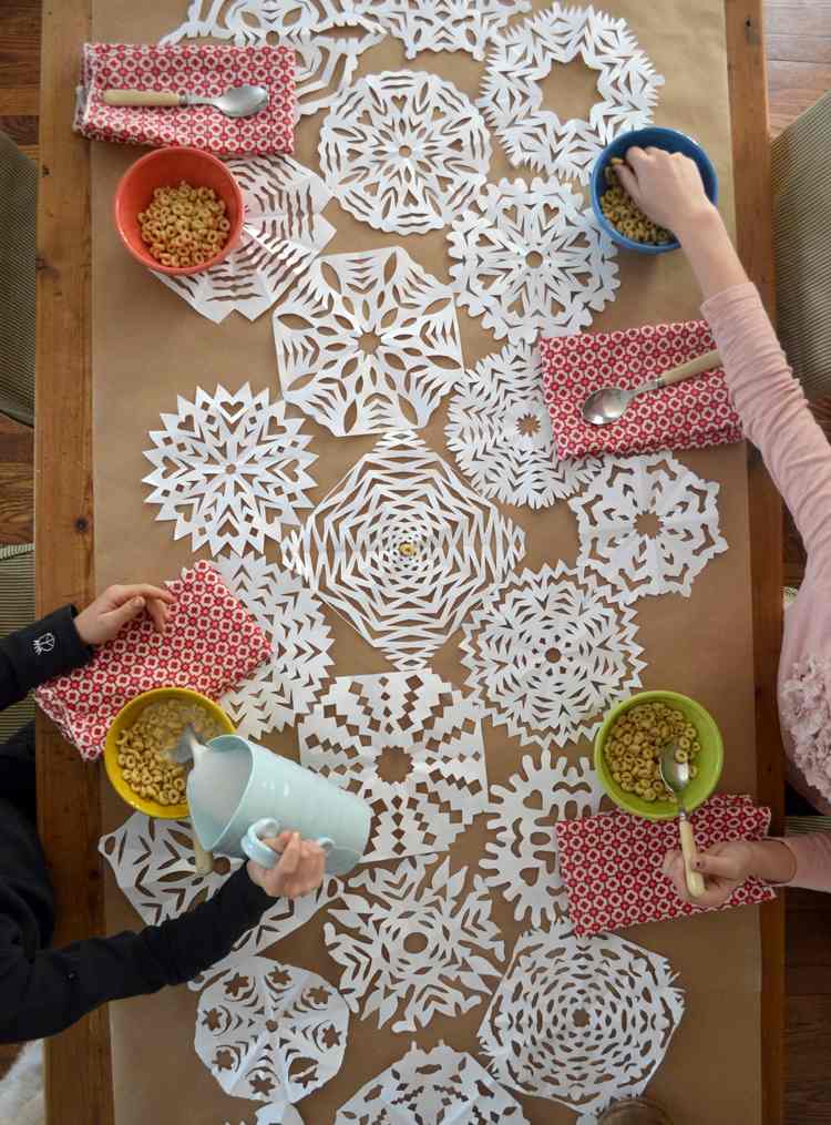 Skapar med 5 -åriga barnpappersnöflingor