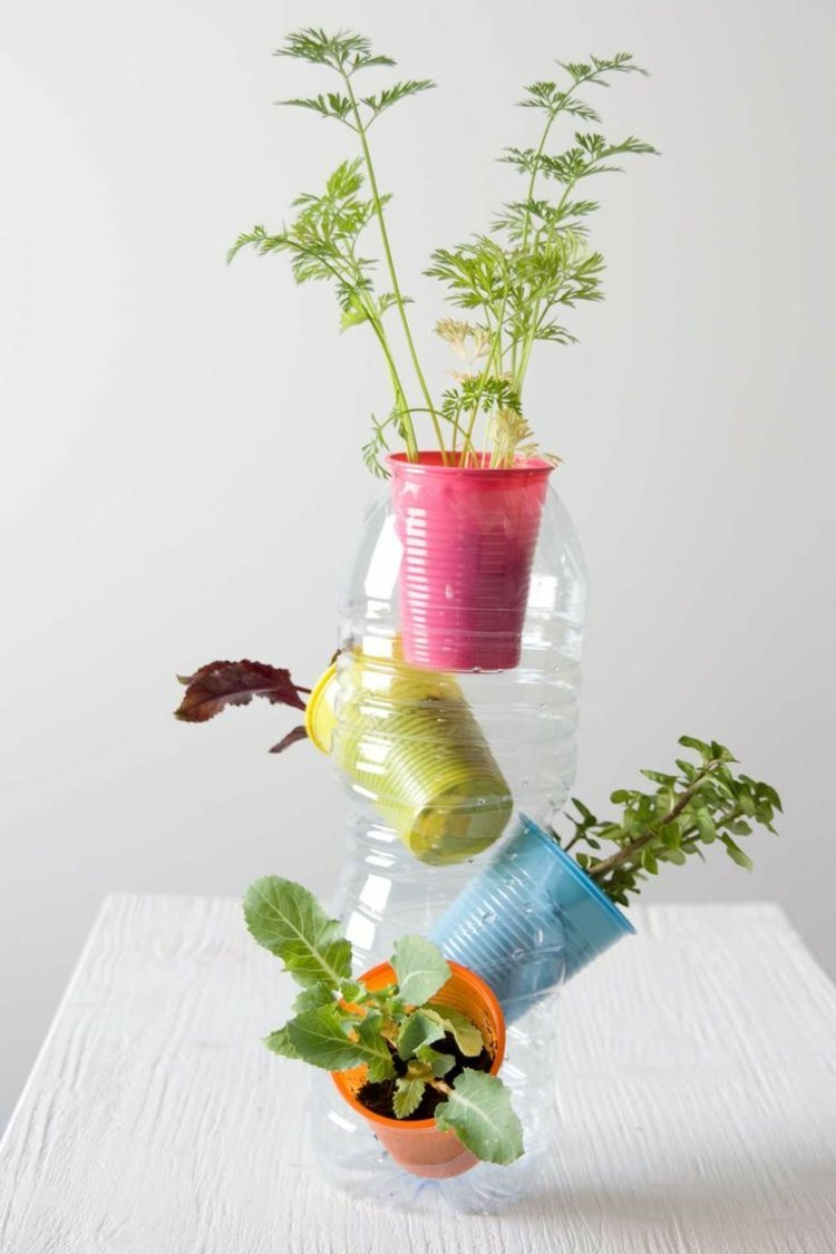 tinker-med-koppar-växt-torn-plast-flaska-blomkruka-idé