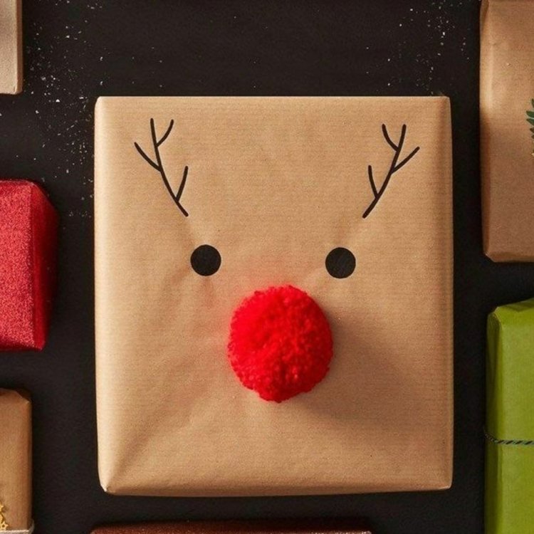 Idé för att pyssla med pomponger till jul - röd pompon som näsa för Rudolph