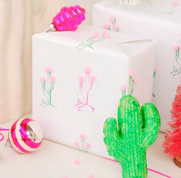 Designa också omslagspapper med kaktusar med rosa pomponger