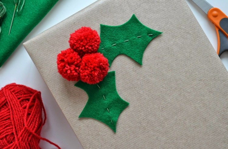 Tinkering med pomponger och filt - mistel som accentueras på julklappar