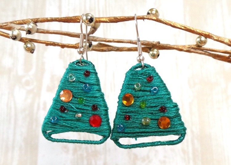 Gör julgransörhängen av gem och grön tråd