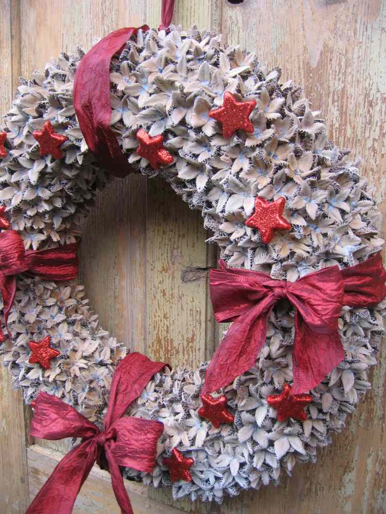 pyssel med boknötter Juldörrkrans - röda dekorationer