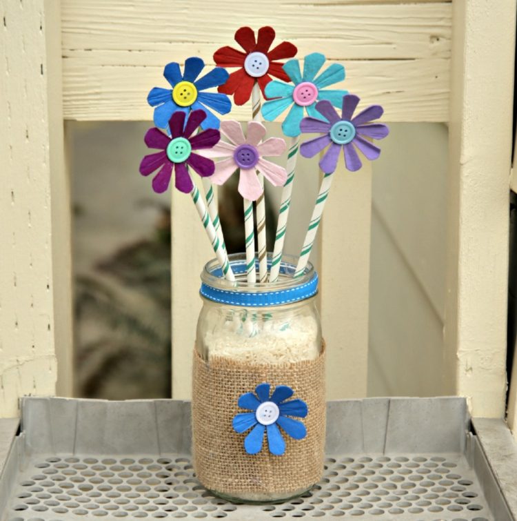 tinker med äggkartongbukett-färgglada-blommor-gör-själv-sand-mason burk