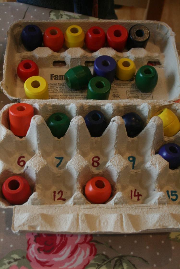 tinker-ägg-kartonger-småbarn-spel-färger-siffror-trä-pärlor