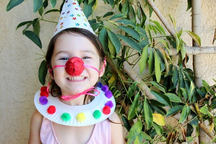 Clownnos och hatt med barnen som gör idéer från äggkartonger