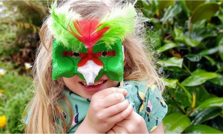 Papegojor gör djurmasker för karneval av äggkartonger