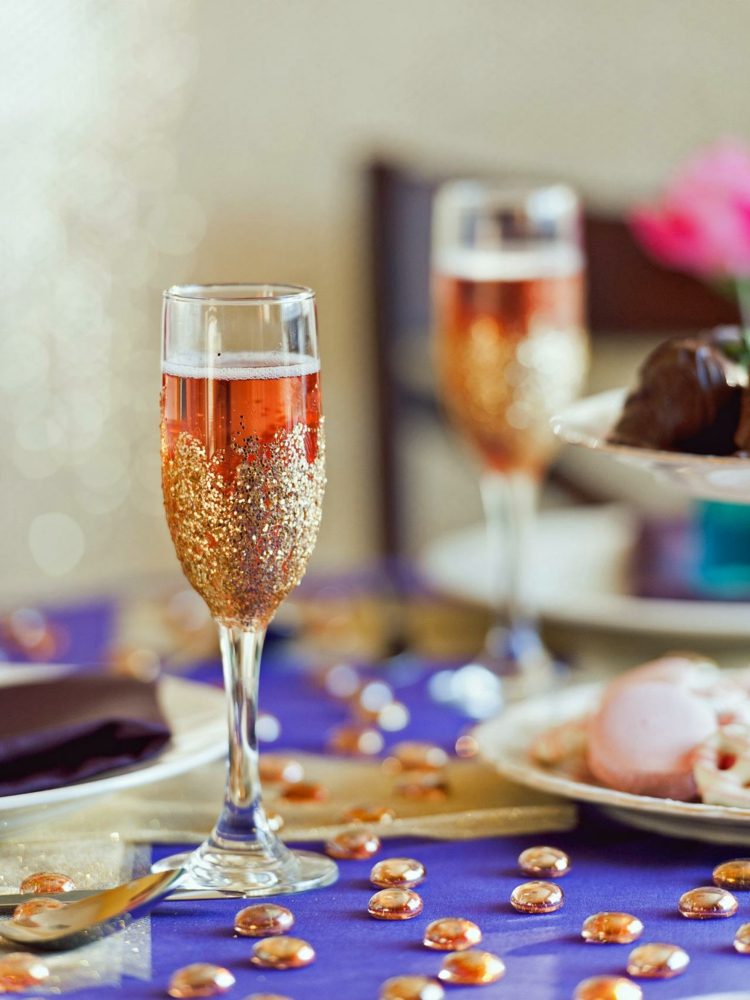 tinker-glitter-champagne glas-dekorera-nyårsafton-fest-idé-bord dekoration