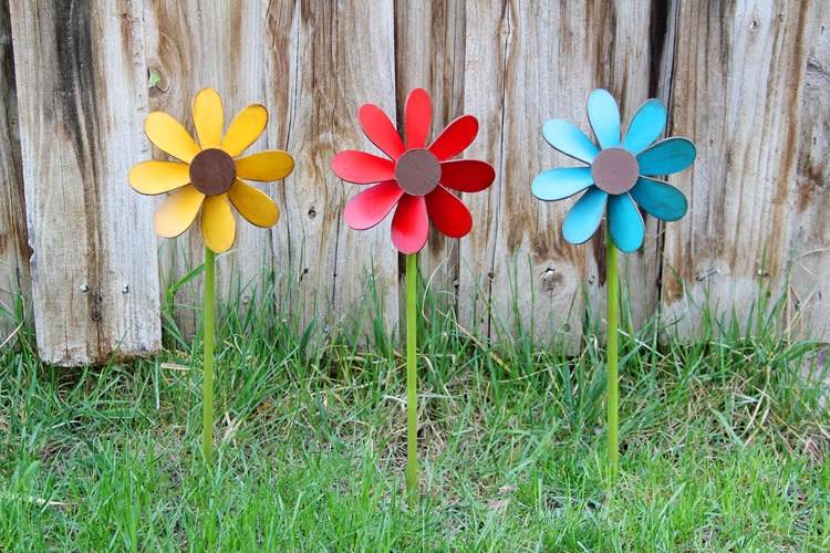 Hantverk med trädekorationsblommor för gräsmattan