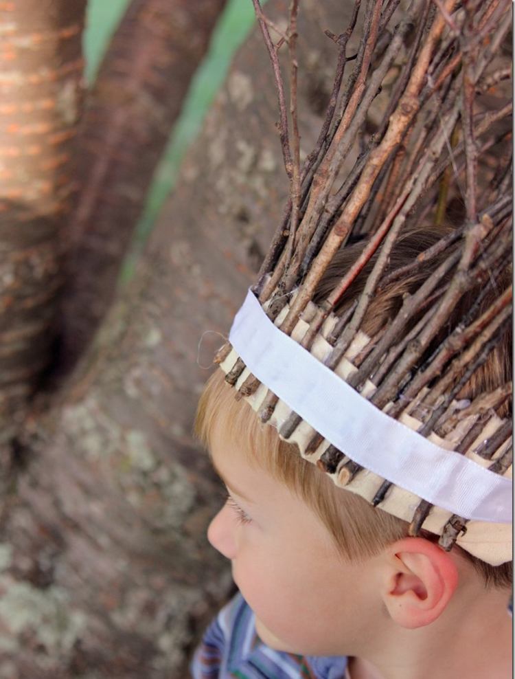 tinker-med-trä-med-barn-drivved-ätpinnar-krona