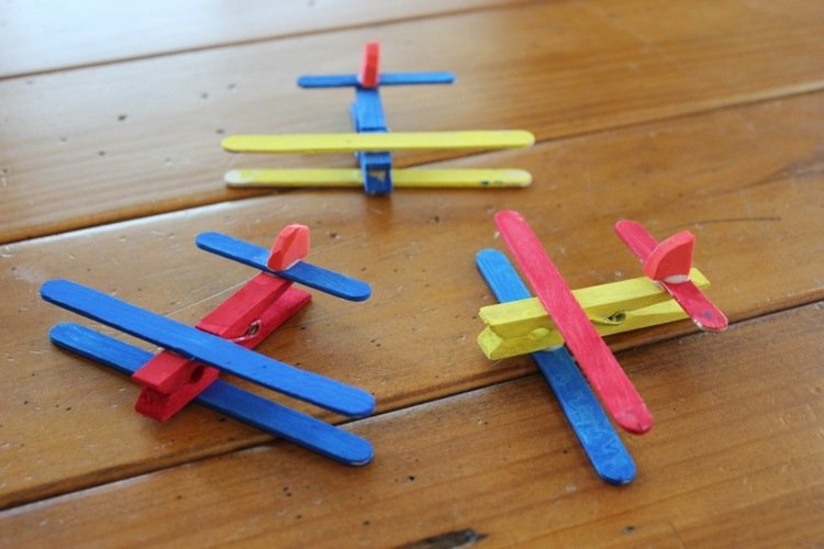 Hantverk med pojkar flygplan-tvätt-pinne-glasspinnar-ljusa färger